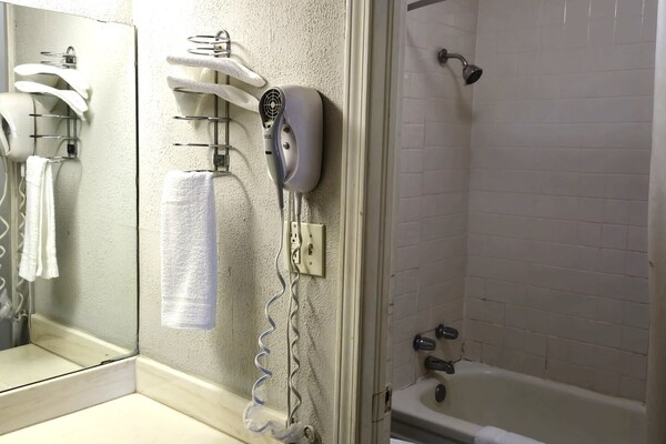Foto van Tweepersoonsbed | Roken mogelijk | Lawton OK - Vakantiehuis in Lawton OK - BathRoom