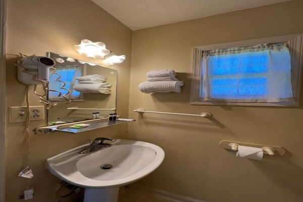 Foto van Volledig Bed Niet Roken - Vakantiehuis in Natural Bridge, VA - BathRoom