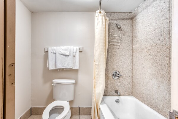 Foto van Bald Knob AR|Kingsize bed|Rookbaar - Vakantiehuis in Bald Knob AR - BathRoom