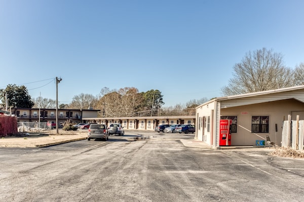Foto van Bald Knob AR|Kingsize bed|Rookbaar - Vakantiehuis in Bald Knob AR - ExteriorSummer