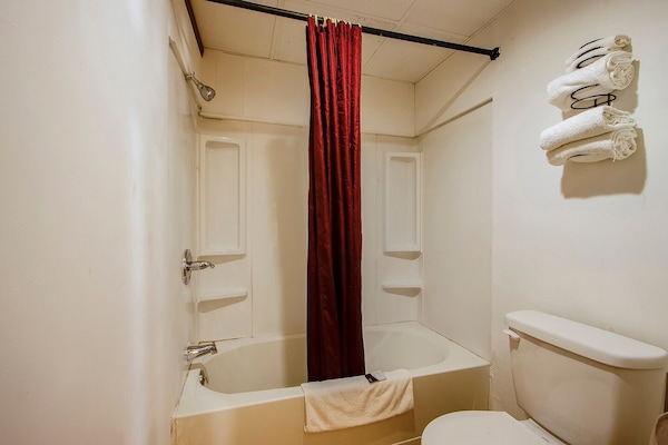 Foto van Chapmanville WV|2 Volledig Bed - Vakantiehuis in Chapmanville WV - BathRoom