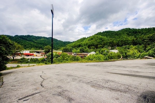 Foto van Chapmanville WV|2 Volledig Bed - Vakantiehuis in Chapmanville WV - ExteriorSummer
