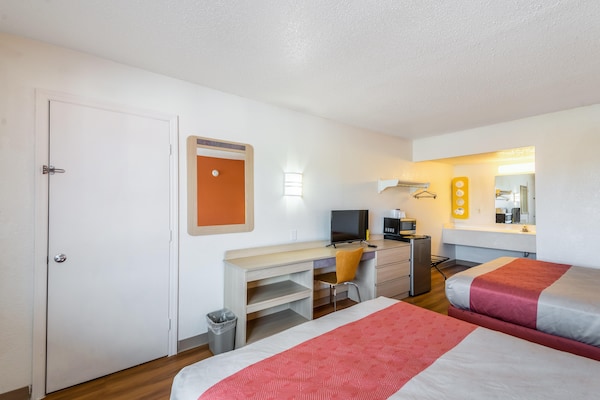 Foto van 2 tweepersoonsbedden | Rolstoeltoegankelijk bad Nsmk - BedRoom