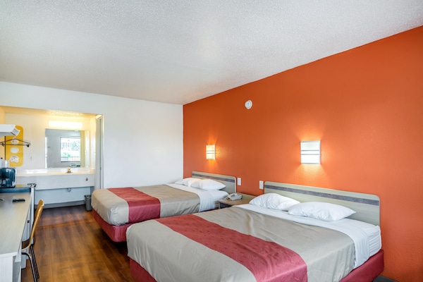 Foto van 2 tweepersoonsbedden | Rolstoeltoegankelijk bad Nsmk - BedRoom