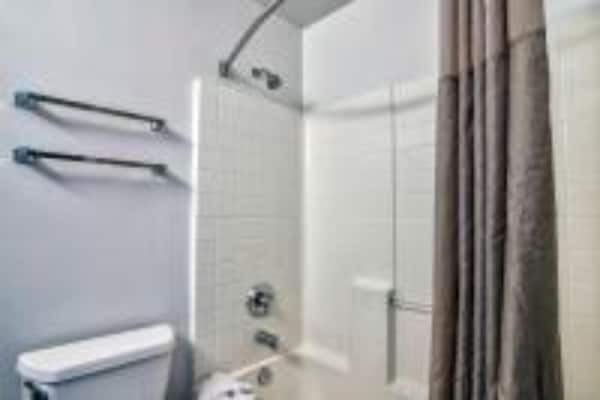 Foto van 1 kingsize bed | Rookvrij - Vakantiehuis in Hesperia - BathRoom