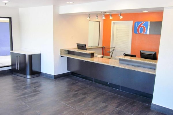Foto van 1 tweepersoonsbed (Queensize) | Mobiel bad (Nsmk) - Vakantiehuis in Fairfield - HallReception